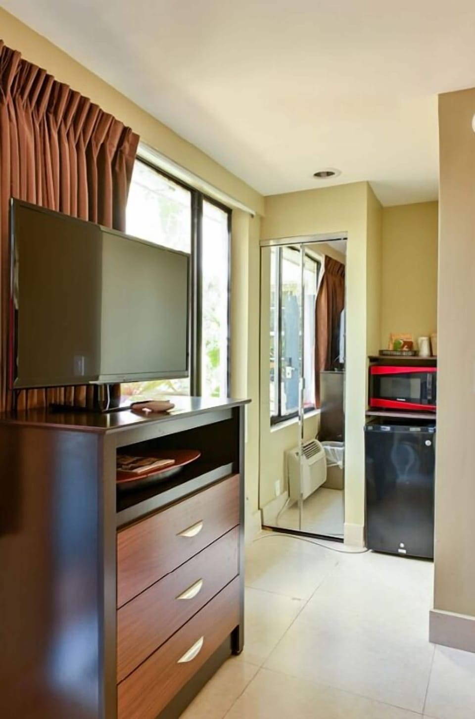Economy Room, 1 Queen Bed | Premium bedding, individually decorated, individually furnished