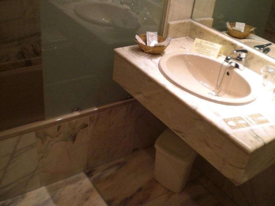 Bathtub, deep soaking tub, free toiletries, towels