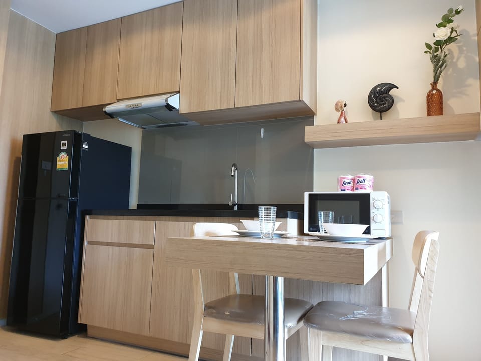 One Bedroom Apartment | Private kitchenette | Full-size fridge, microwave, stovetop, griddle