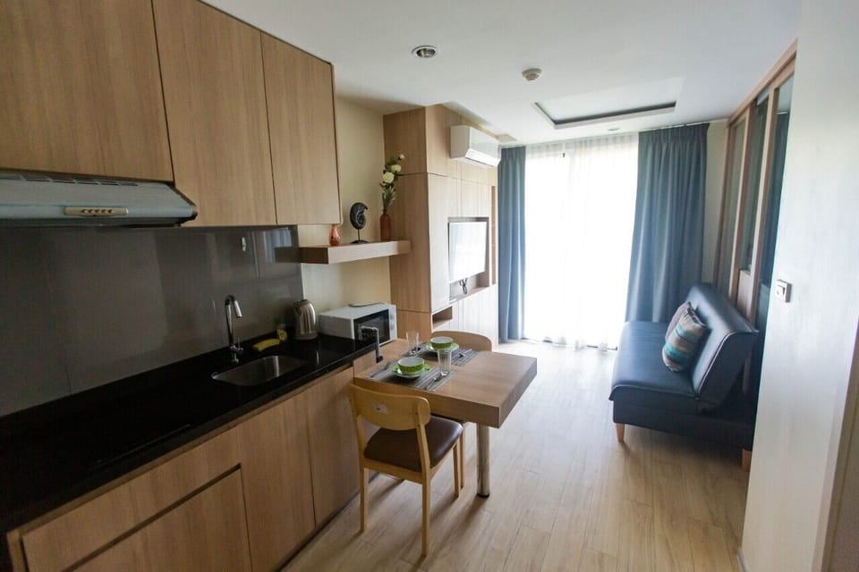 One Bedroom Apartment | Living area | 40-inch flat-screen TV with cable channels, TV