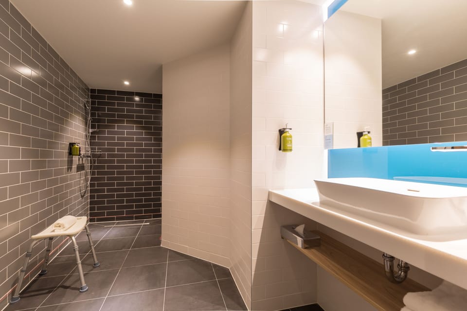 Standard Room, 1 Queen Bed (Free Breakfast) | Bathroom | Shower, free toiletries, hair dryer, towels