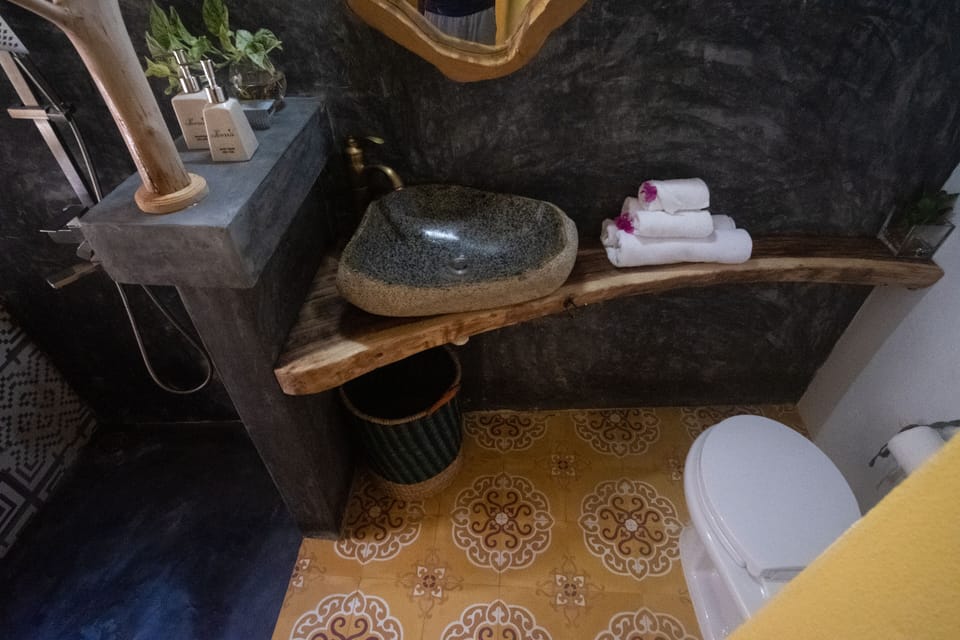 Premier Double Room | Bathroom | Free toiletries, slippers, bidet, towels