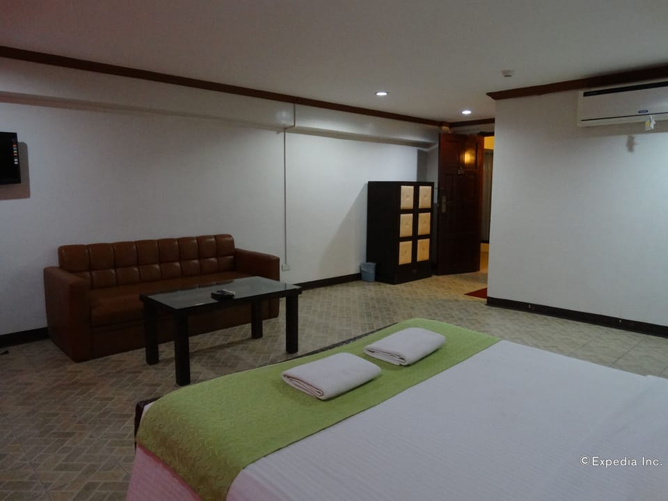 Superior Suite, 1 Queen Bed | Desk