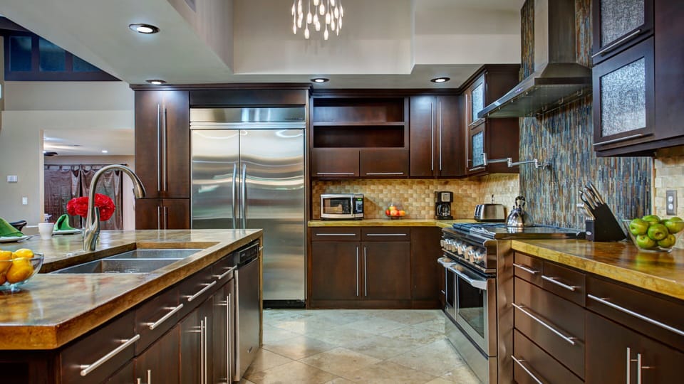 Studio (Multiple Bedrooms) | Private kitchen | Fridge, microwave, oven, coffee/tea maker