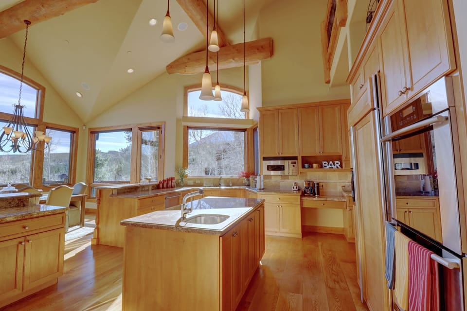 House, 5 Bedrooms | Private kitchen | Fridge, microwave, oven, coffee/tea maker