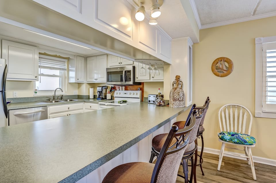 Condo, 2 Bedrooms | Private kitchen | Fridge, oven, coffee/tea maker