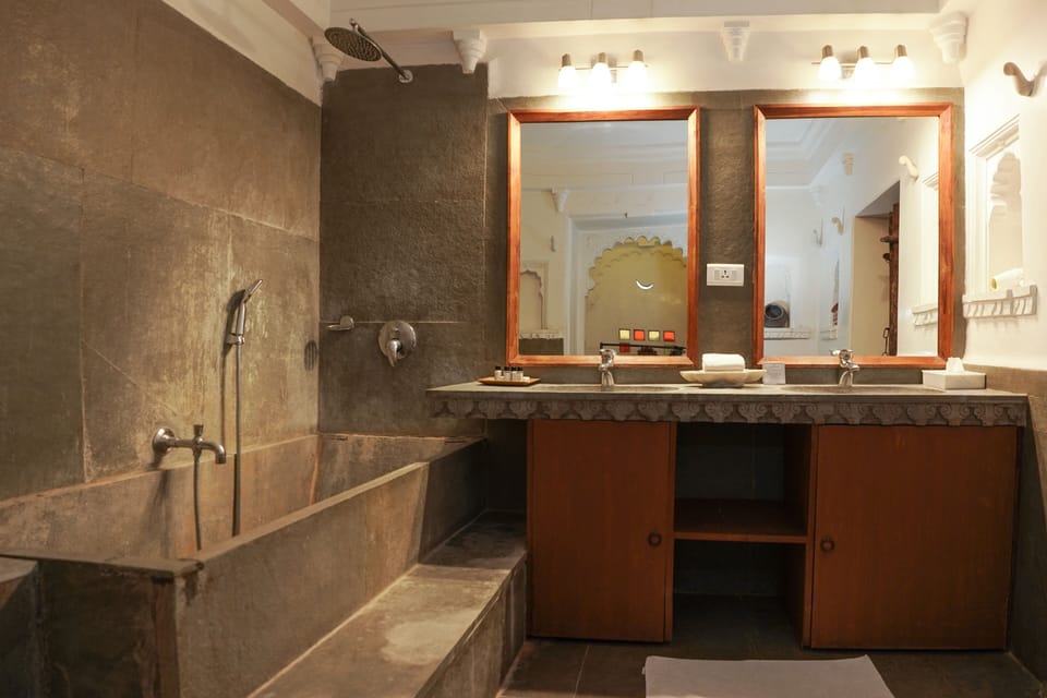 Big Suite | Bathroom | Free toiletries, hair dryer, towels