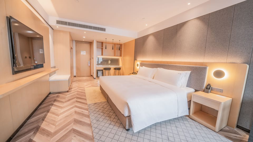 Premium Room | Hypo-allergenic bedding available, minibar, in-room safe