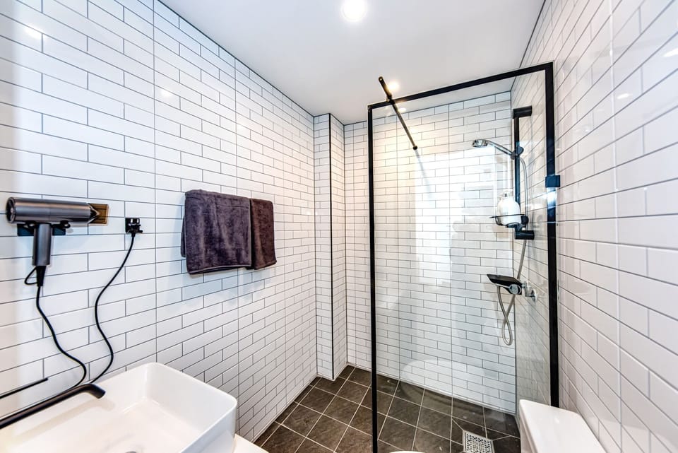Luxury Couple Room | Bathroom | Free toiletries, hair dryer, slippers, towels