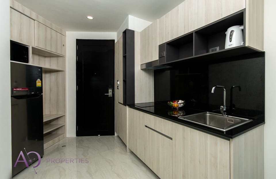 Basic Apartment | Private kitchenette | Fridge, microwave, cookware/dishes/utensils