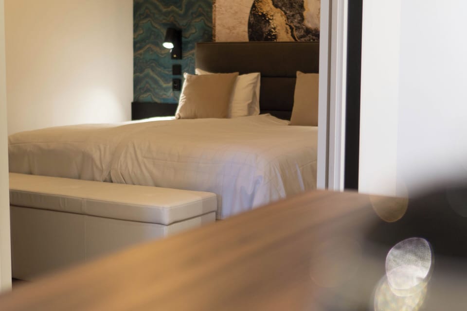 Deluxe Suite | Premium bedding, in-room safe, blackout drapes, iron/ironing board