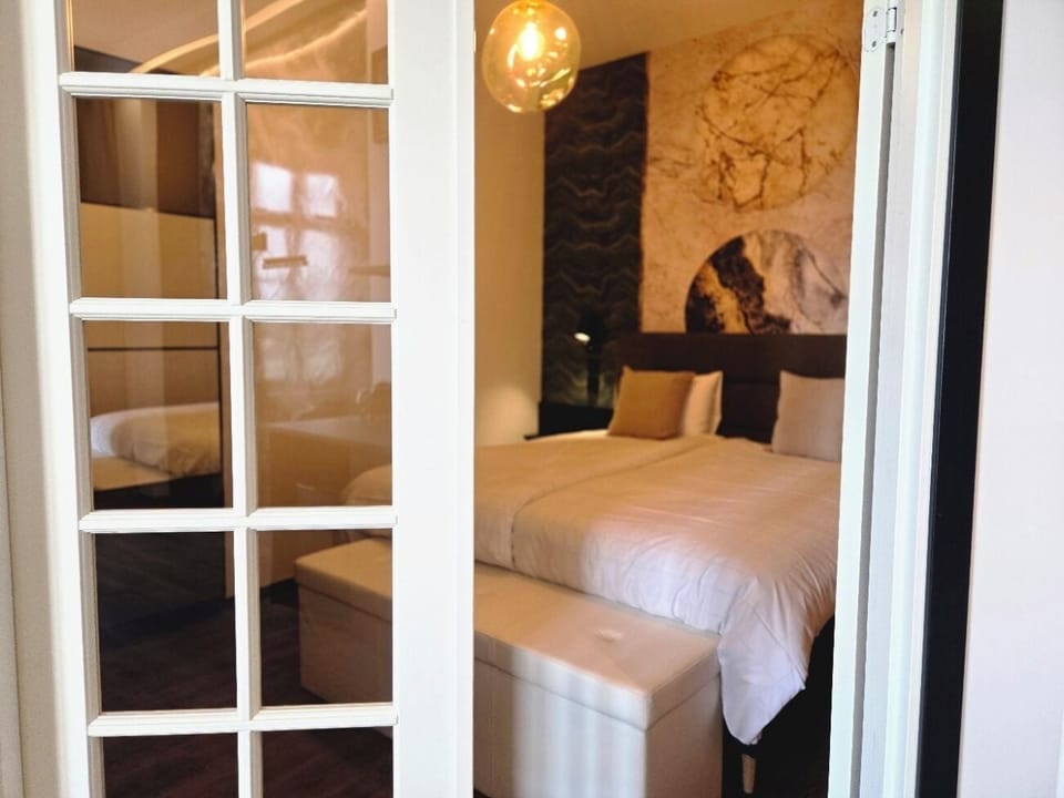 Deluxe Suite | Premium bedding, in-room safe, blackout drapes, iron/ironing board