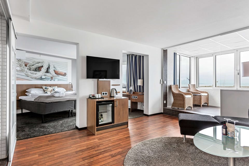 Suite, 1 Queen Bed, Jetted Tub, Sea View | Living room | 32-inch LCD TV with cable channels, TV, streaming services