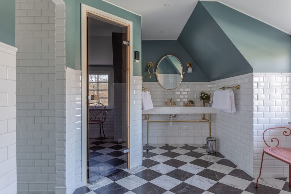 Junior Suite | Bathroom | Combined shower/tub, eco-friendly toiletries, hair dryer, towels