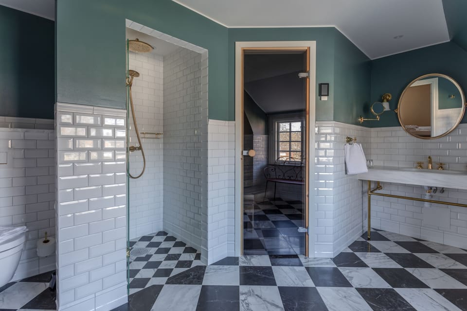 Junior Suite | Bathroom | Combined shower/tub, eco-friendly toiletries, hair dryer, towels