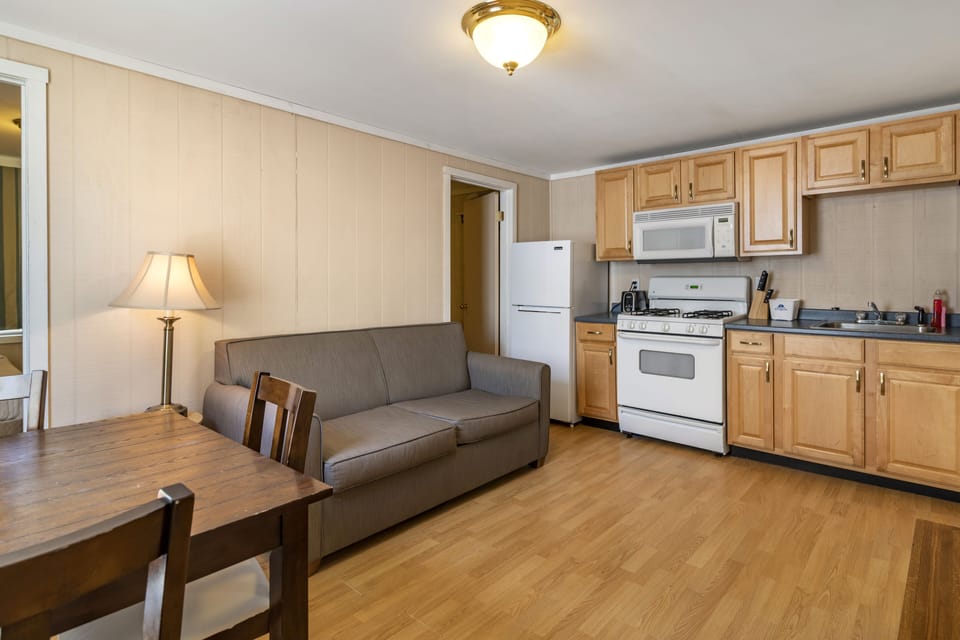 Cottage, 2 Bedrooms (Medium) | Private kitchen | Fridge, microwave, coffee/tea maker