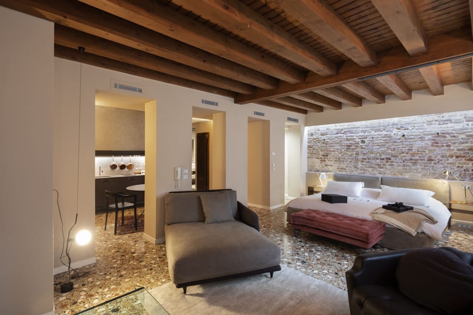 Deluxe Suite, Annex Building (SPA) | Down comforters, in-room safe, desk, soundproofing