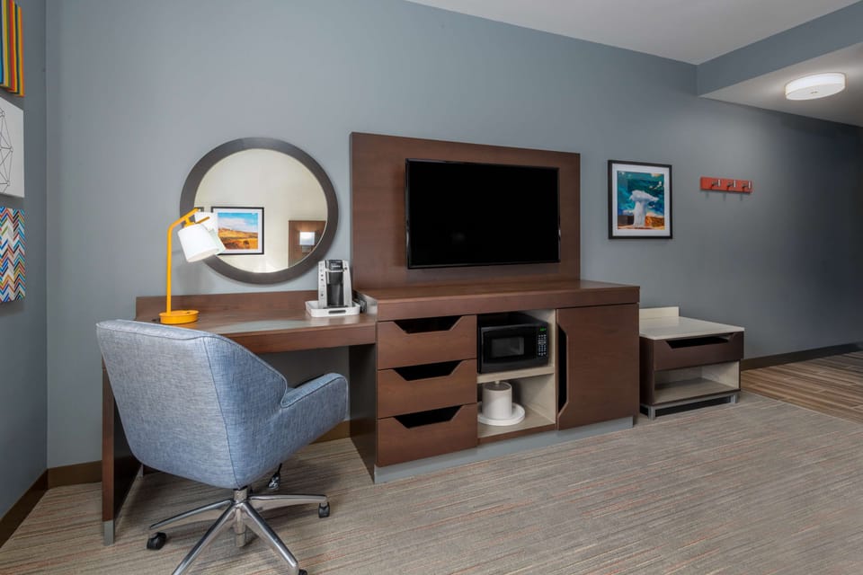 Room, 1 King Bed, Refrigerator & Microwave | Desk, laptop workspace, blackout drapes, iron/ironing board