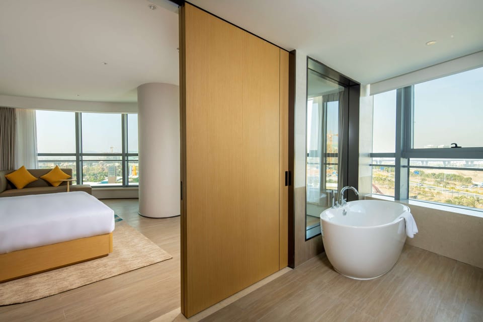 Deluxe Suite, 1 King Bed | Bathroom | Combined shower/tub, free toiletries, hair dryer, slippers