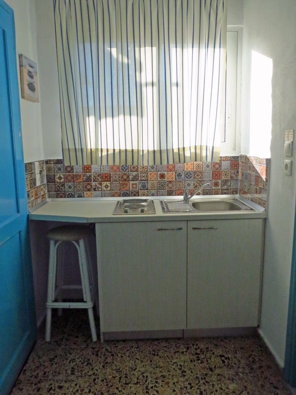 Full-size fridge, stovetop, electric kettle, cookware/dishes/utensils