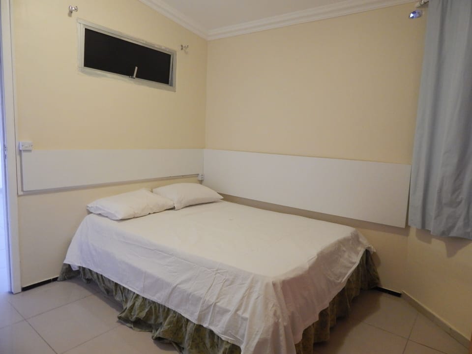 Hypo-allergenic bedding, iron/ironing board, free WiFi, bed sheets
