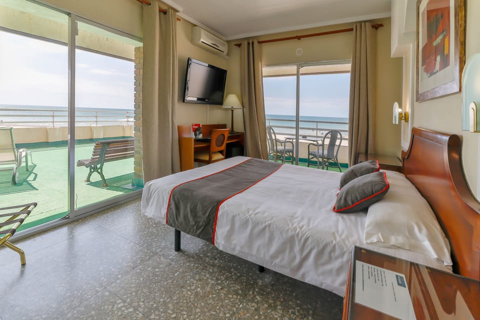 Premium bedding, desk, free WiFi, wheelchair access