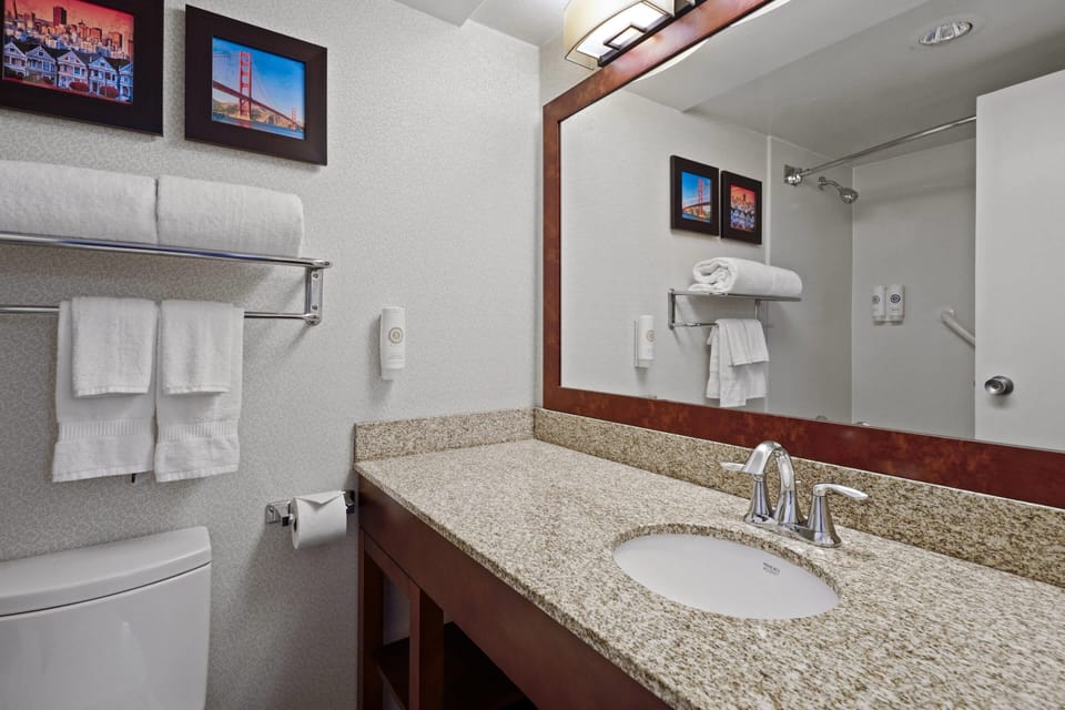 Traditional Room, 2 Twin Beds | Premium bedding, down comforters, pillowtop beds, in-room safe