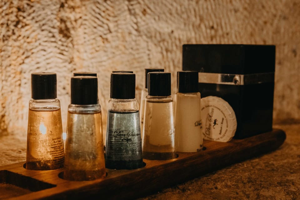 Shower, hydromassage showerhead, free toiletries, hair dryer