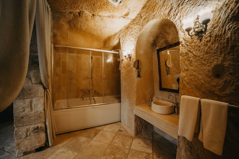 Family Cave Suite  | Bathroom | Shower, hydromassage showerhead, free toiletries, hair dryer