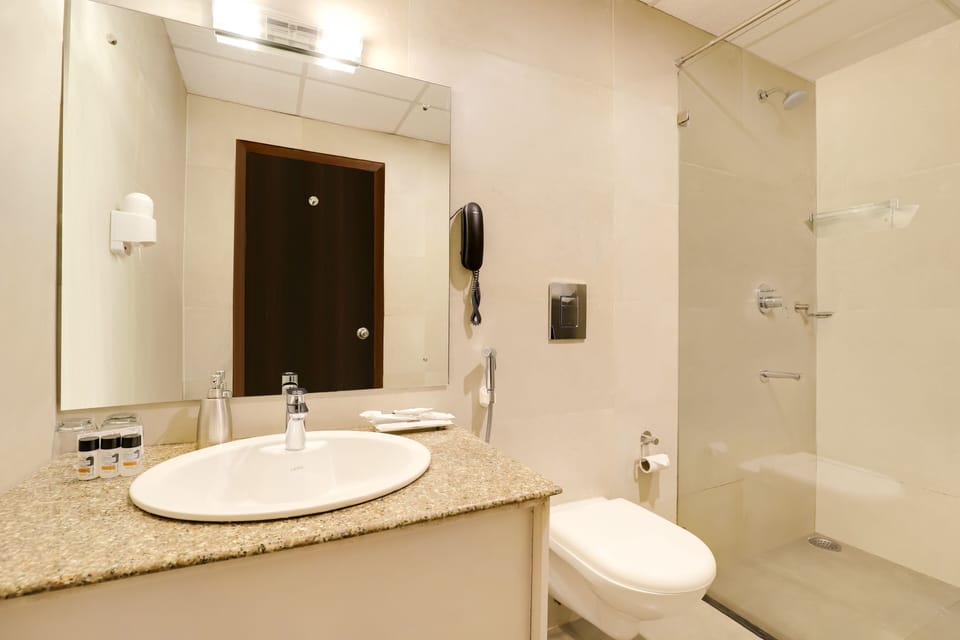 Shower, free toiletries, towels