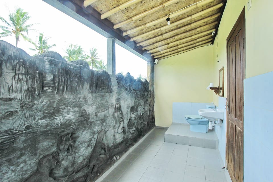 Shower, free toiletries, towels