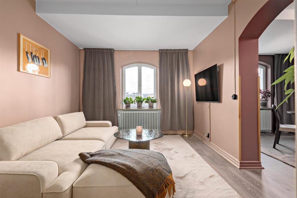 Suite, 1 King Bed, Non Smoking | Living area | 32-inch flat-screen TV with digital channels