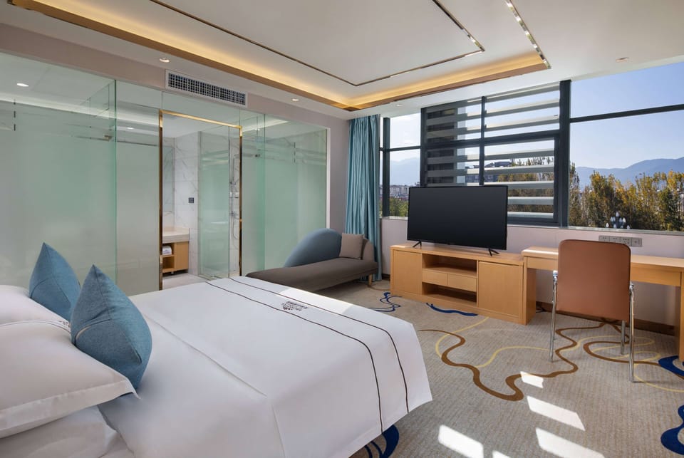 Sunshine Room, 1 King Bed, Non Smoking | Minibar, iron/ironing board, WiFi (free), bed sheets