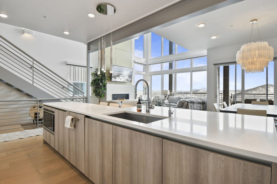 Luxury Townhome, 4 Bedrooms, Mountain View | Private kitchen | Full-size fridge, microwave, oven, stovetop