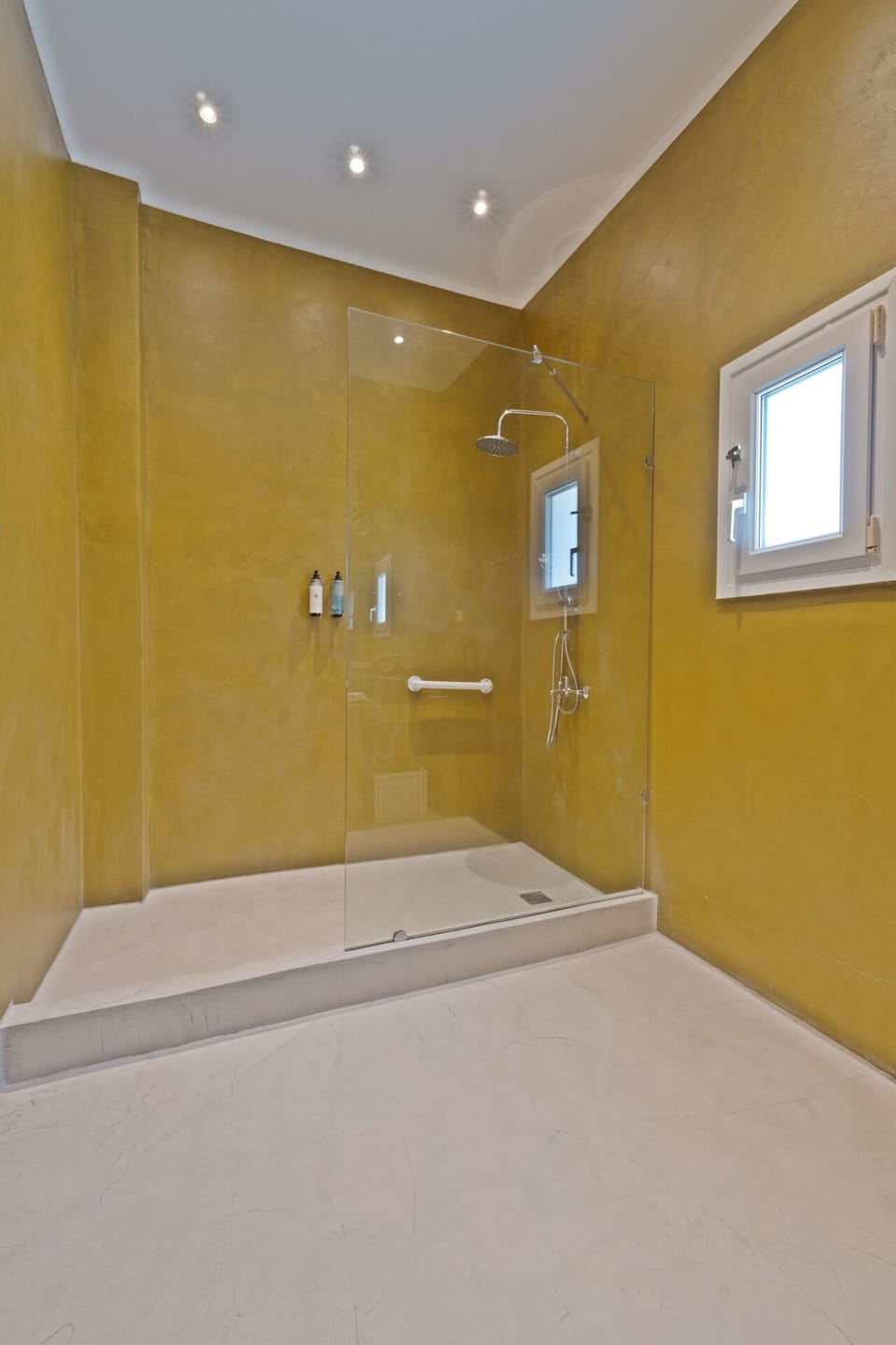 Studio | Bathroom | Shower, rainfall showerhead, eco-friendly toiletries, hair dryer