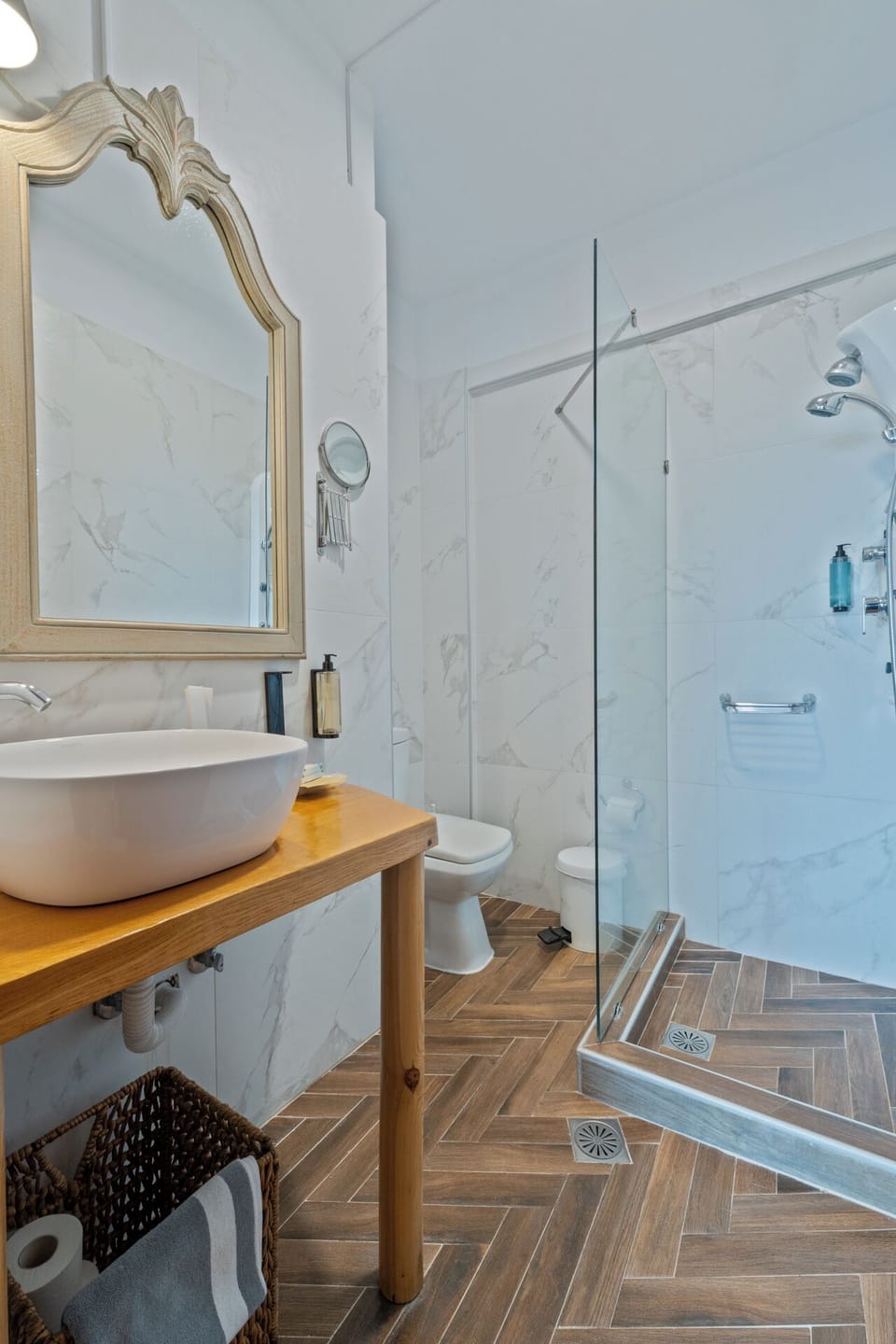 Suite | Bathroom | Shower, rainfall showerhead, eco-friendly toiletries, hair dryer