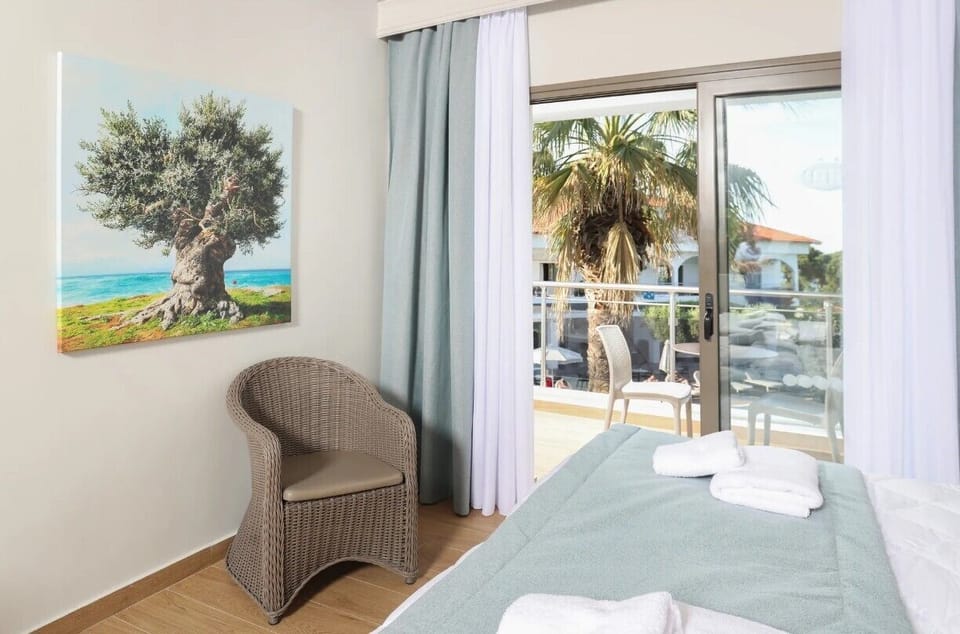 Blackout drapes, free cribs/infant beds, WiFi
