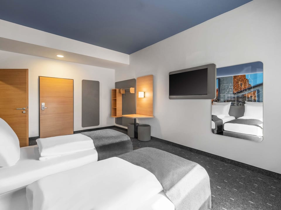Desk, soundproofing, WiFi (free), bed sheets