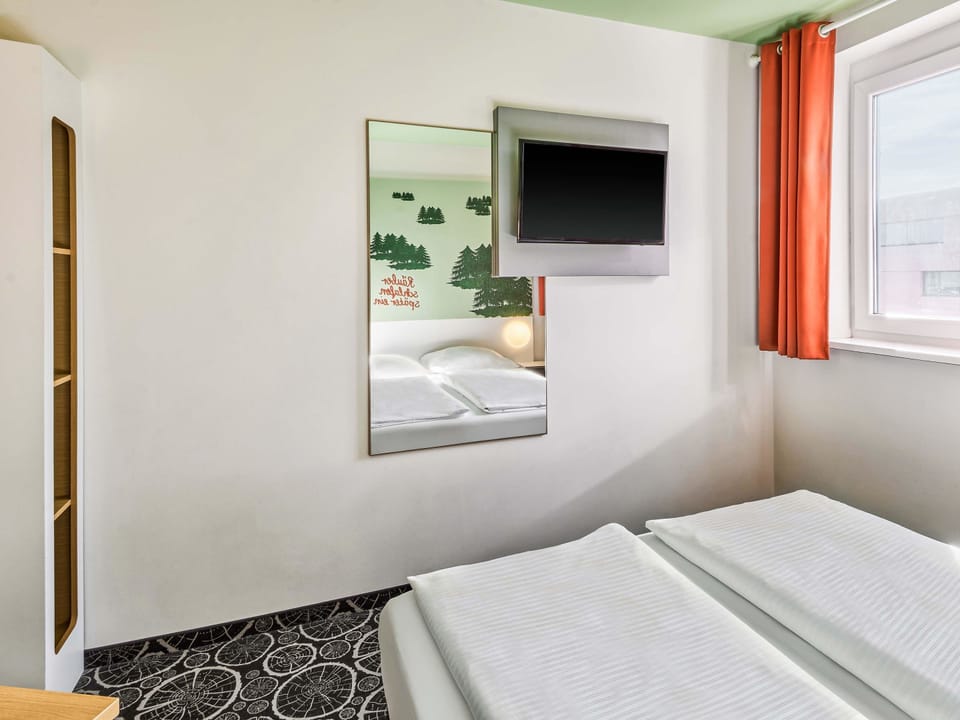 Double Room | Desk, WiFi (free), bed sheets