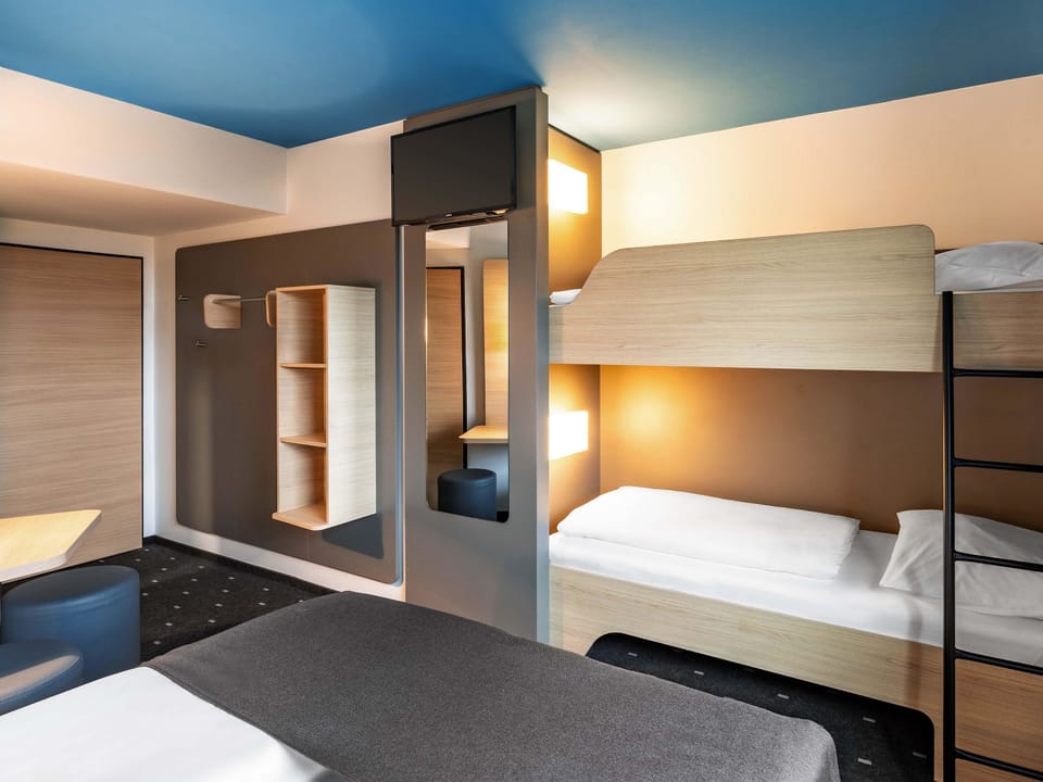 Quadruple Room | Desk, laptop workspace, soundproofing, WiFi (free)