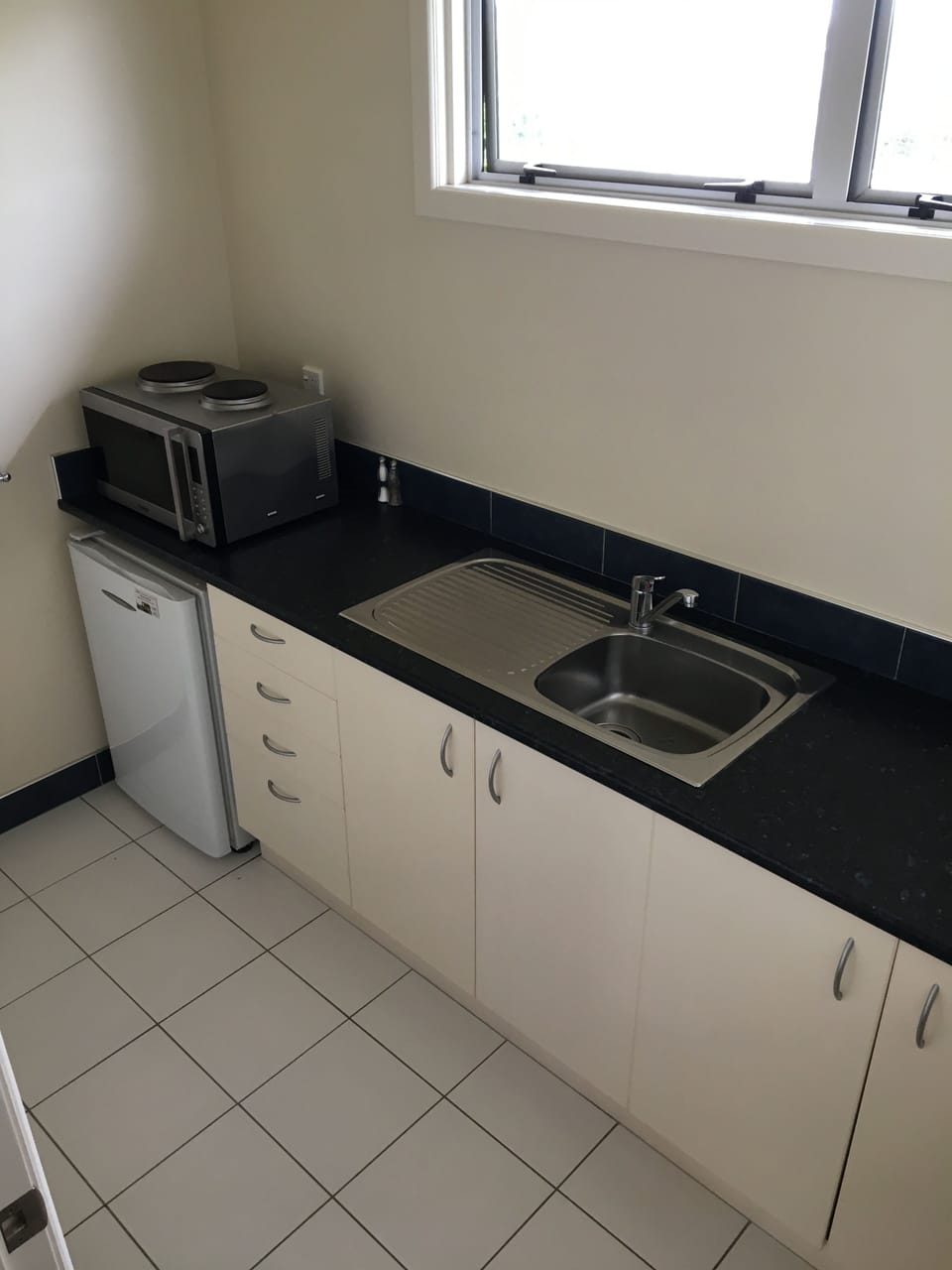 Business Studio Suite, 1 Queen Bed | Private kitchenette | Fridge, microwave, coffee/tea maker, electric kettle