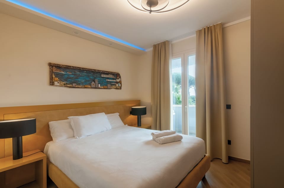Family Studio Suite | Minibar, in-room safe, desk, laptop workspace