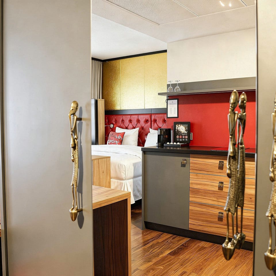 Hypo-allergenic bedding, minibar, in-room safe, laptop workspace