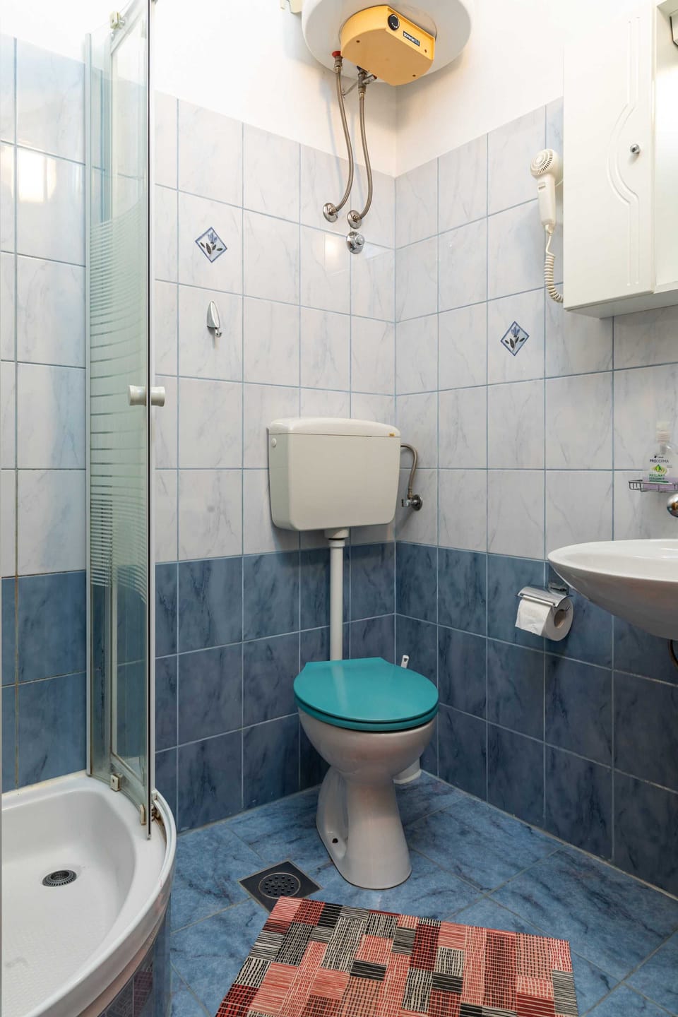 Double Room (Double Room) | Bathroom | Shower, towels, soap, shampoo