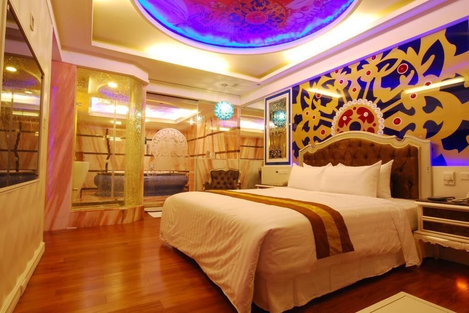 Elite Double Room | Soundproofing, rollaway beds, free WiFi, bed sheets