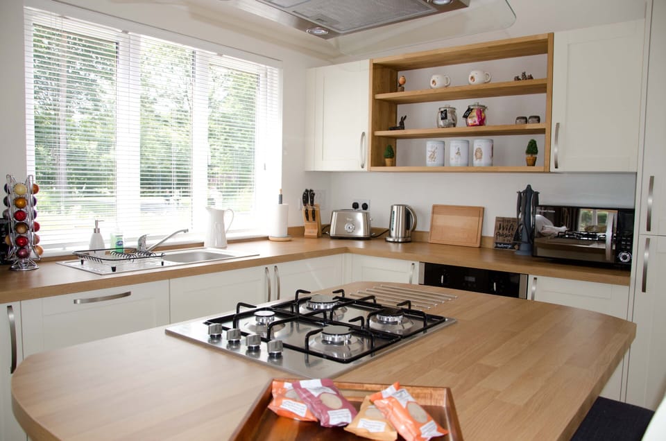Luxury Apartment, Ensuite | Private kitchen | Highchair