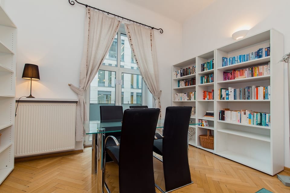 Comfort Apartment | Living room | 40-inch flat-screen TV with cable channels, TV