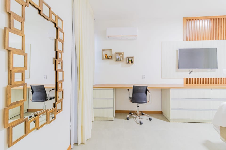 House | 5 bedrooms, individually furnished, laptop workspace, blackout drapes