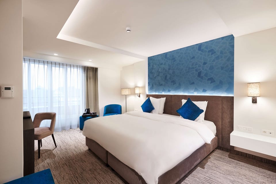 Junior Suite, 1 King Bed, Non Smoking, Jetted Tub | Minibar, in-room safe, desk, laptop workspace