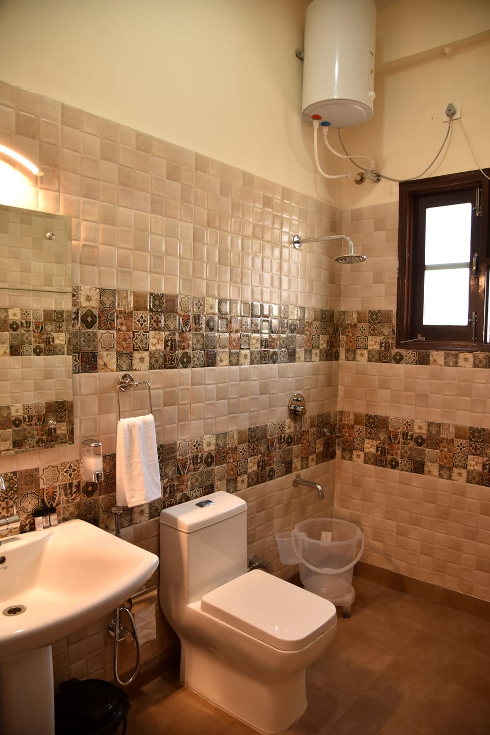 Family Room | Bathroom | Free toiletries, towels